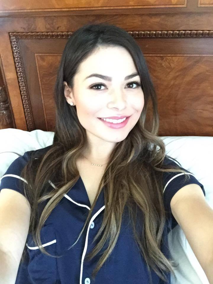 Miranda Cosgrove taking a selfie