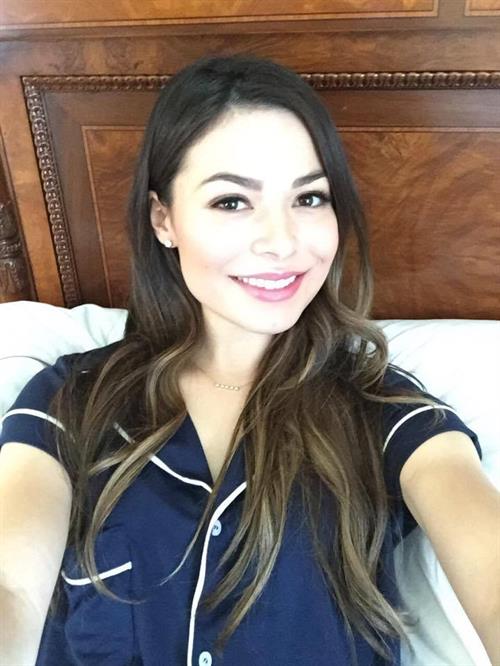 Miranda Cosgrove taking a selfie