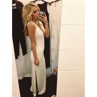 Alexis Ren taking a selfie