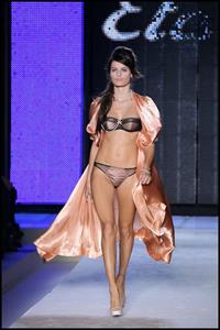 Isabeli Fontana in lingerie