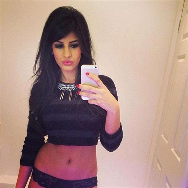 Jasmin Walia taking a selfie