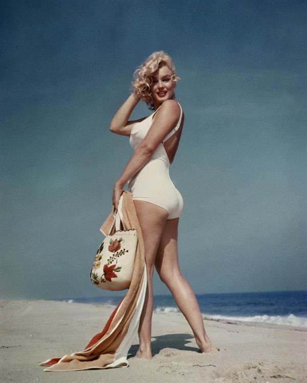 Marilyn Monroe in a bikini - ass