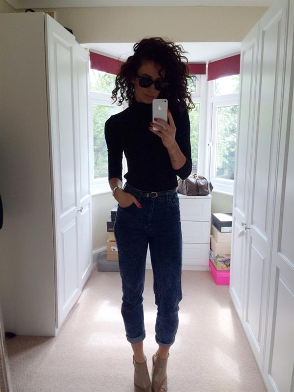 Danielle Peazer taking a selfie